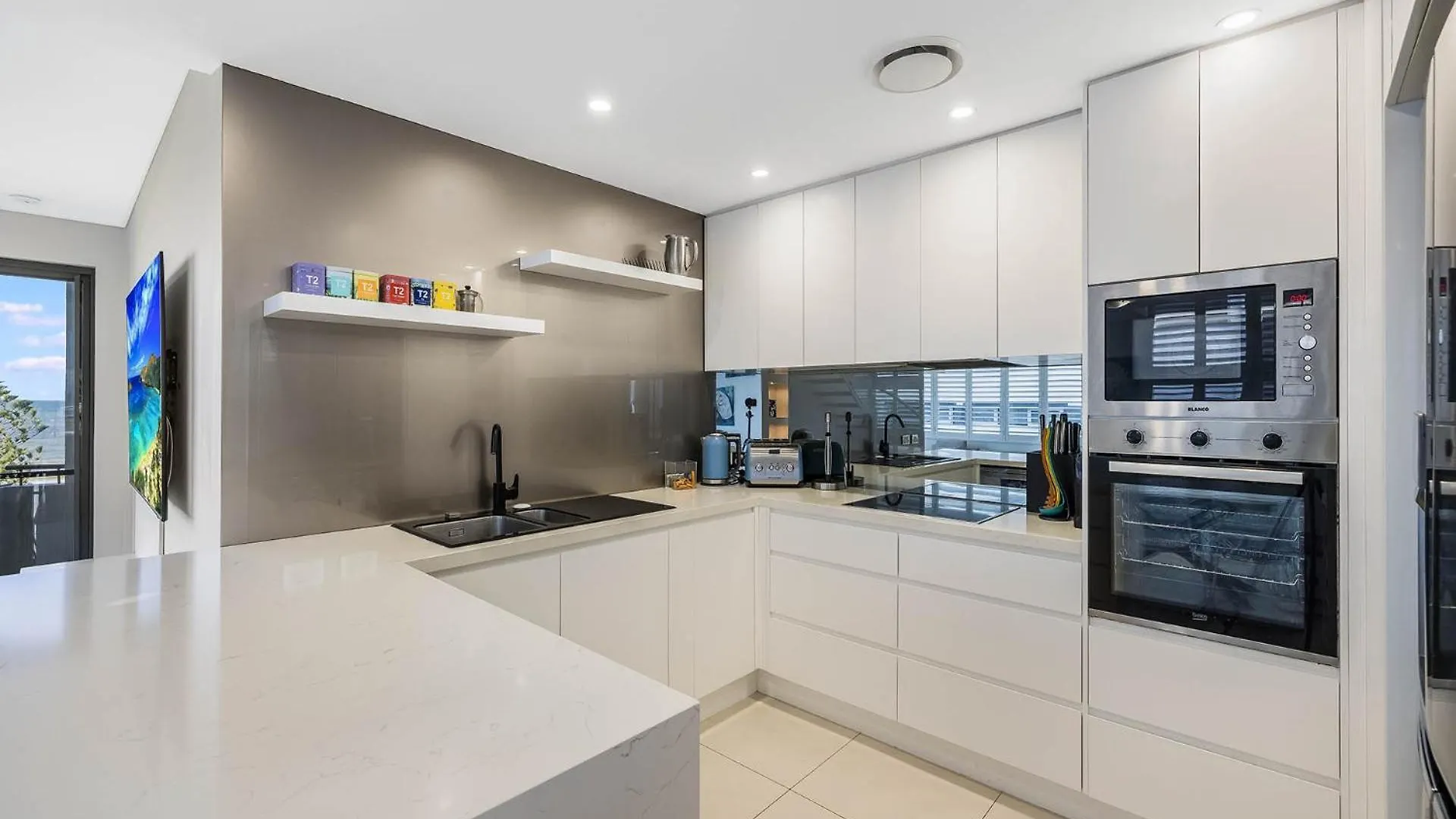 **** Resort Meridian Alex Beach Apartments Alexandra Headland Australia