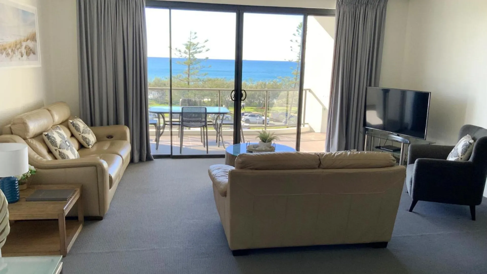 **** Resort Meridian Alex Beach Apartments Alexandra Headland Australia